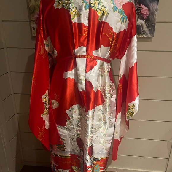 Elegant Red and White Kimono Robe - Picture 8 of 14